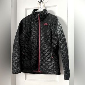 SOLD: Northface women’s black puffer coat